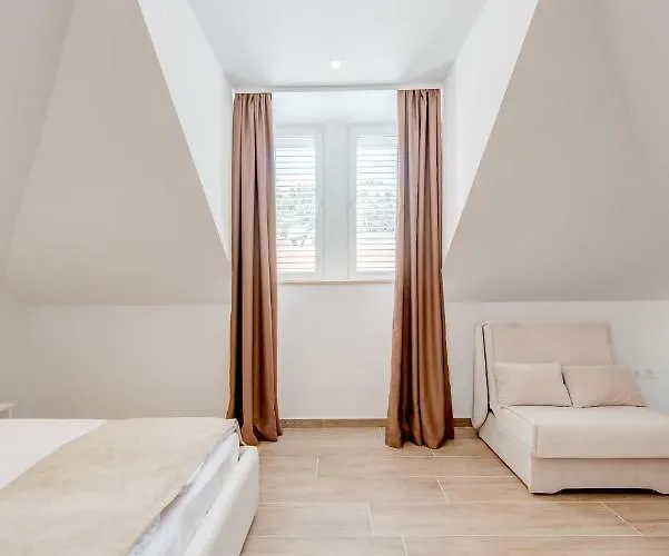 Tudor Apartment *